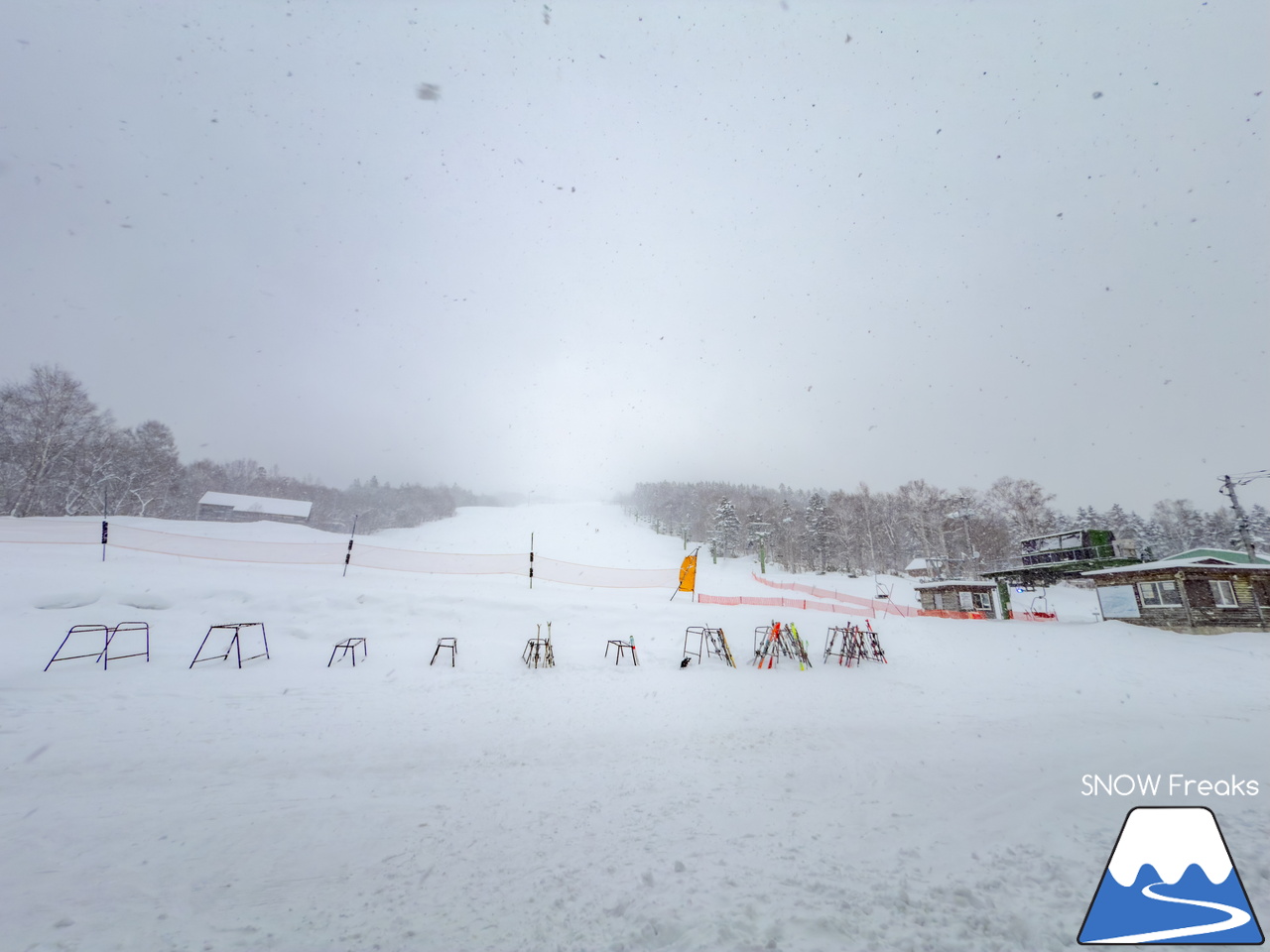 音威富士スキー場｜気が付けばナイター照明が灯り、夕暮れ滑走。プライベート感覚で滑れる道北のローカルゲレンデ！